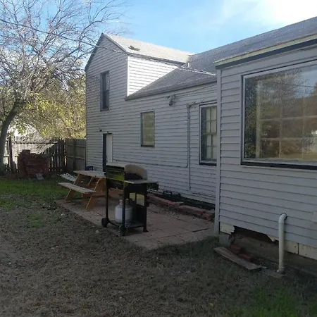 Midtown 2 Bedroom Cozy Charming Home Sleeps 6-3